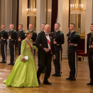 Kong Harald og Dronning Sonja ankommer gallamiddagen som avsluttet feiringens første dag. Foto: Jon Eeg / NTB scanpix